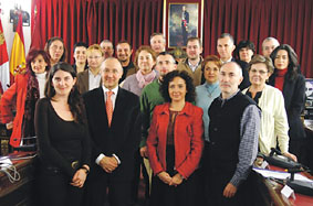 Los representantes de las ONGs posan con el presidente de la DiputaciÃ³n en el Palacio de Pimentel
