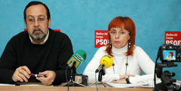 Juan Antonio GarcÃ­a y la portavoz del Grupo Socialista de Medina del Campo ayer, durante la rueda de prensa.