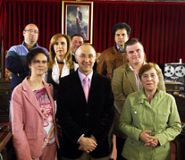 Foto de familia del grupo de alcaldes y el presidente en la sede de la DiputaciÃ³n de Valladolid.
