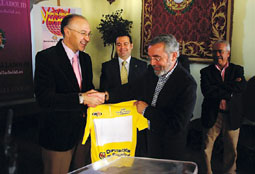 Paco Bravo entrega el maillot amarillo a Ramiro Ruiz Medrano