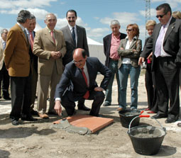 El alcalde de Medina del Campo, Crescencio MartÃ­n Pascual, coloca el primer ladrillo del Vivero de Empresas el pasado 1 de junio.