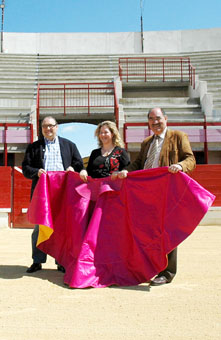 Casares, Pariente y MartÃ­n Pascual posan con un capote en la Plaza de Toros