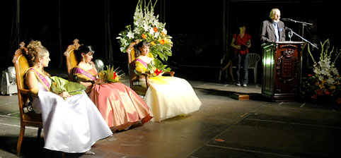 La guardesa de las fiestas 2007 con las damas durante el pregón pronunciado por S. A. R. Don Leandro de Borbón Ruiz