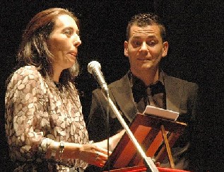 Noelia Romo e IvÃ¡n Lozano presentan la entrega de los premios Racimo en Serrada, el pasado 30 de mayo