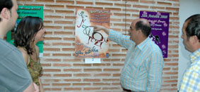 David Blanco, Inmaculada Toledano, Crescencio Martín Pascual y Fernando Alonso contemplan el cartel anunciador de San Antolín 2008.
