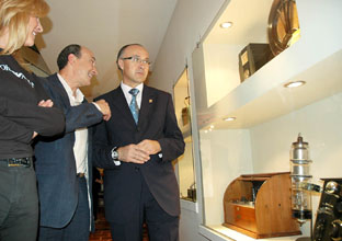 Marlines Zarzuelo, FÃ©lix Valencia y Ramiro Ruiz Medrano observan una vitrina durante la inauguraciÃ³n del Museo