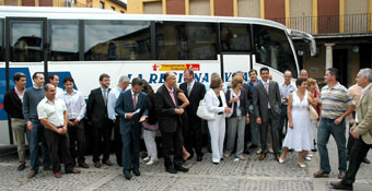 Los alcaldes de los pueblos implicados posan con SilvÃ¡n y Medrano en la Plaza Mayor de Tordesillas