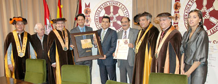 Miembros de la CofradÃ­a junto a los alcaldes de PeÃ±afiel, que entrega el premio al representante de la FundaciÃ³n Atapuerca, y de Medina del Campo, que muestra el diploma, ayer en el Castillo de La Mota