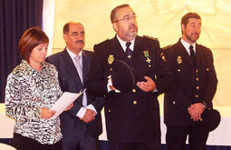 El comisario de Medina, Carmelo Izquierdo, junto al alcalde de la villa, Crescencio MartÃ­n Pascual, durante la festividad del patrÃ³n