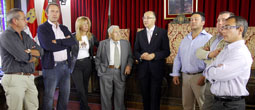 El presidente de la DiputaciÃ³n, Ramiro Ruiz Medrano (centro), con la diputada Marlines Zarzuelo y los alcaldes que acudieron a la reuniÃ³n.