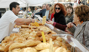 Visitantes compran pan tradicional en uno de los estands de la Feria de Productos de la Tierra, ayer.
