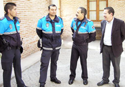 Miembros de la PolicÃ­a Local de la villa junto al concejal de Personal, Fernando Alonso, en el Patio de Columnas del Ayuntamiento.
