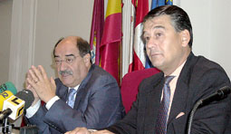 MartÃ­n Pascual y RodrÃ­guez durante la rueda de prensa en la que anunciaron la suspensiÃ³n del proyecto de la pasarela.