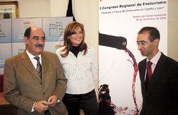 MartÃ­n Pascual, Virginia Serrano y JesÃºs Serrano durante la presentaciÃ³n.