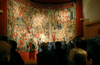 Las autoridades inauguran la exposiciÃ³n bajo el gran tapiz flamenco.