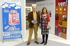 Virginia Serrano y Javier MuÃ±oz ayer, durante la presentaciÃ³n de la campaÃ±a Domingo Abierto en Intur