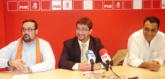 Los contendientes sonrÃ­en felices a ambos lados de Zancada tras el anuncio de que irÃ¡n en la misma lista al congreso de la AgrupaciÃ³n Local del PSOE.