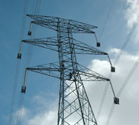 Un operario trabaja en el tensado de los cables elÃ©ctricos sobre una de las torres reciÃ©n instaladas en el tÃ©rmino municipal de La Seca.