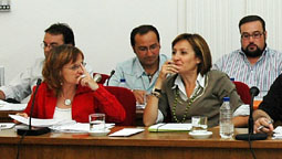 Ana VÃ¡zquez y Ana Alvarado en tiempos mÃ¡s felices, charlan durante un Pleno municipal.