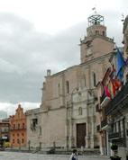 Colegiata de San AntolÃ­n al fondo, al lado de las Casas Consistoriales